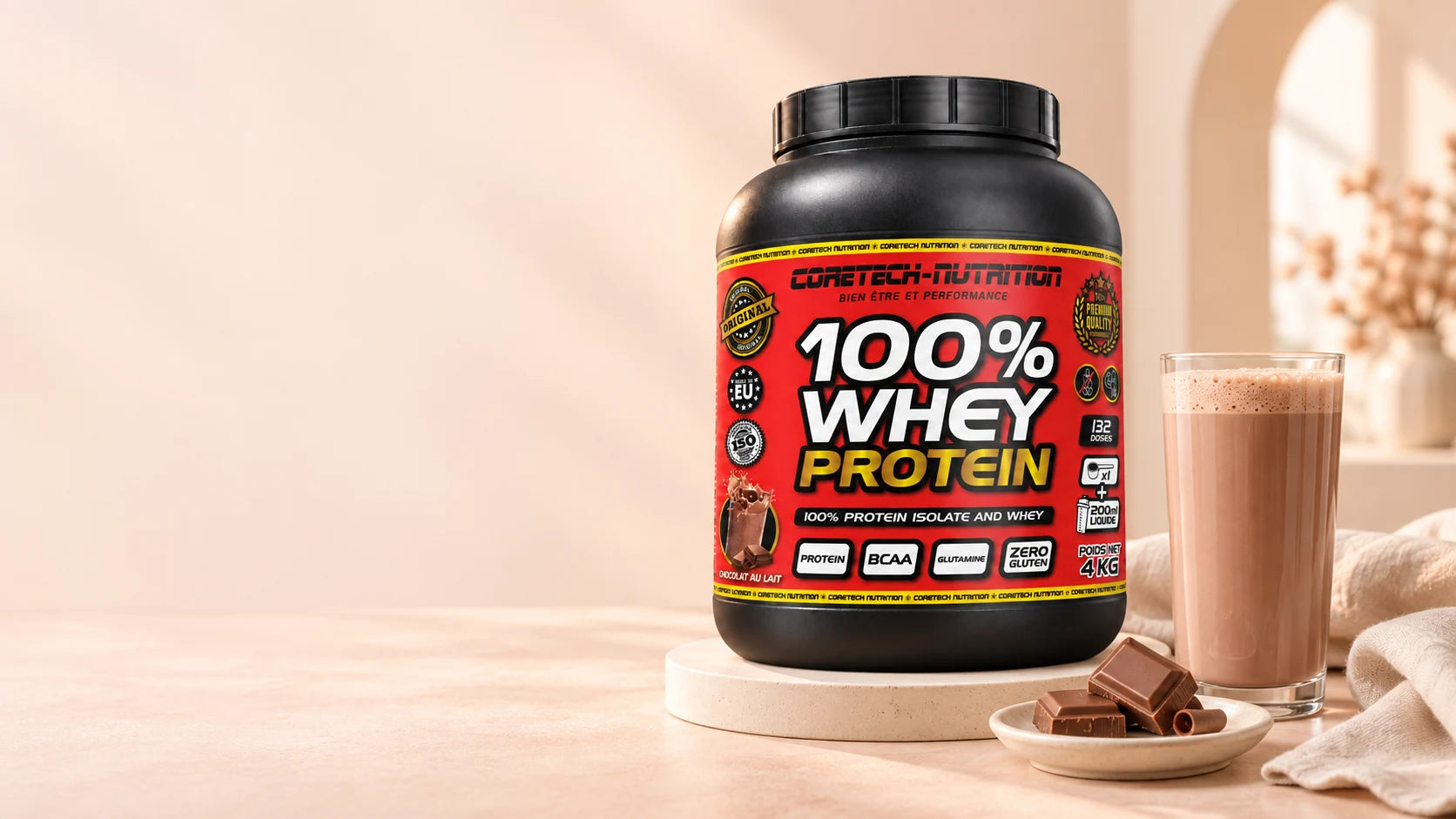 Whey Coretech chocolat au lait, shake crémeux et carrés de chocolat dans un décor crème