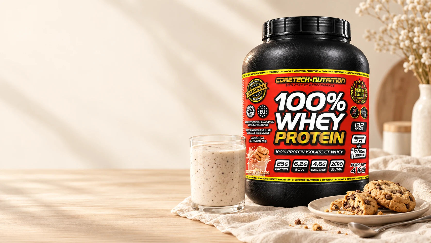 Whey Coretech Cookies & Cream, biscuits dorés et shake crémeux dans un décor ivoire