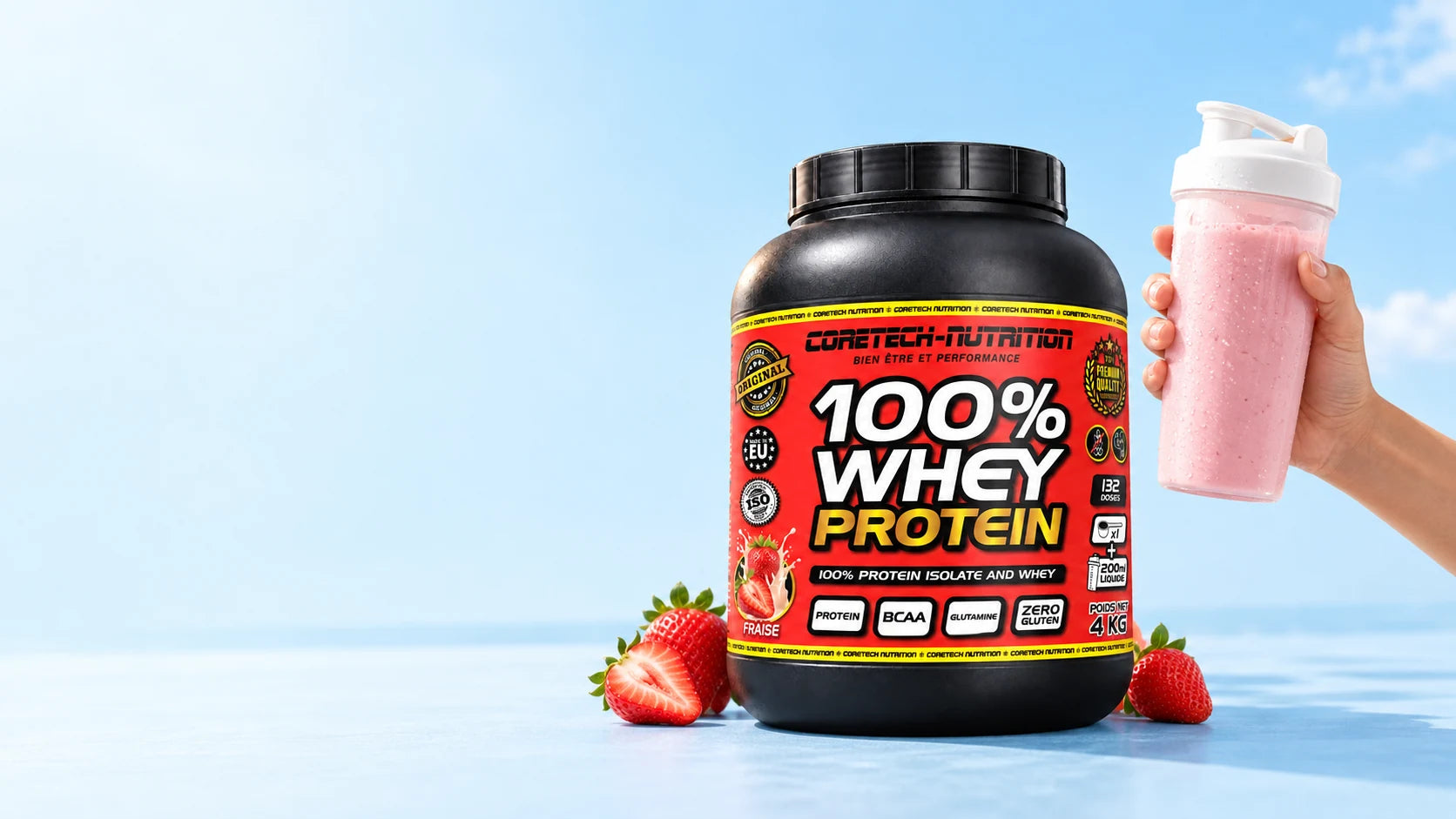 Whey Coretech saveur fraise, fraises et shaker crémeux sur fond bleu ciel